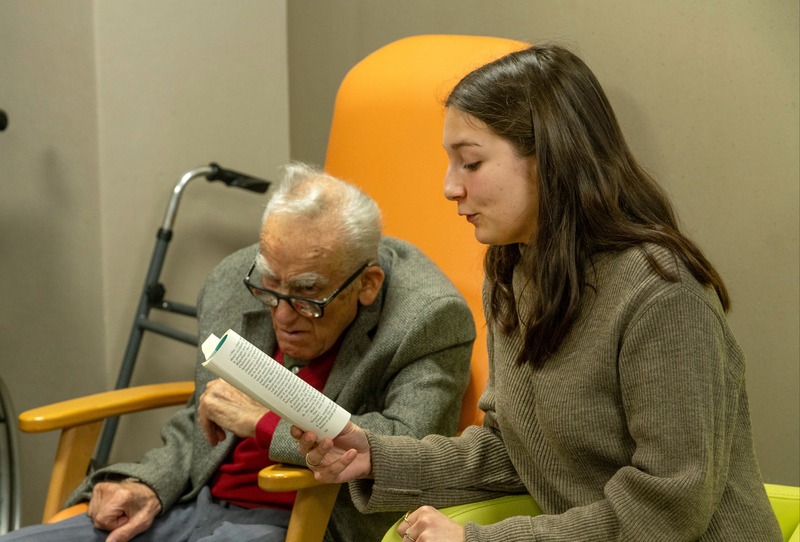 Apporter du bonheur aux personnes agées isolées grâce à la lecture