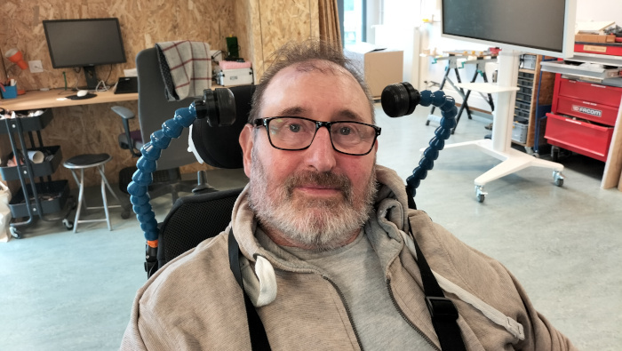 🔘 🙂‍ ↔️ 🦼 Des contacteurs de tête pour que Christophe puisse contrôler son fauteuil électrique