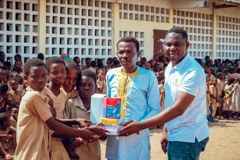 Presentation of school kits to encourage pupils to take part in sorting activities in schools in Togo