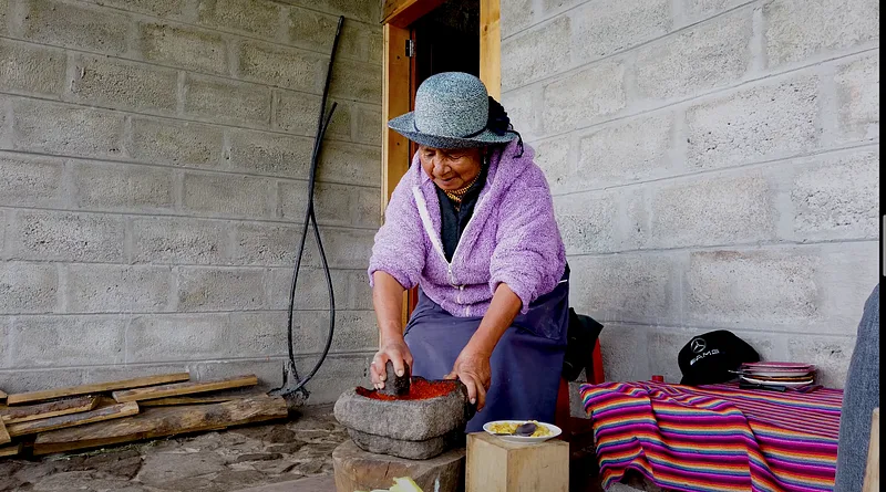 Entrepreneurship training for precarious women