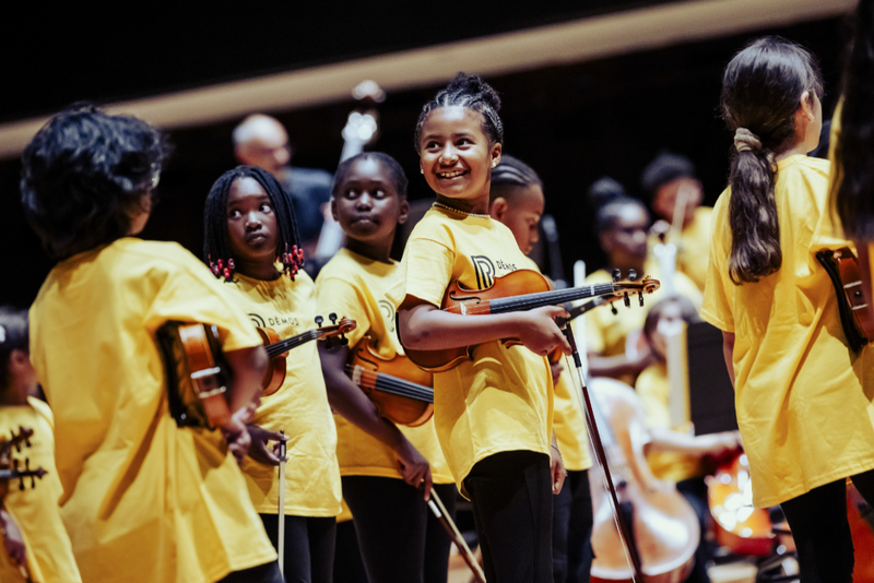 Démos goes back to school and launches a nationwide orchestra!