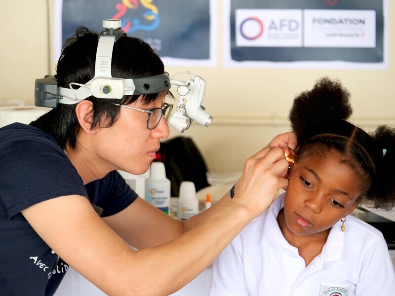 Appareiller des enfants sourds et défavorisés de Madagascar